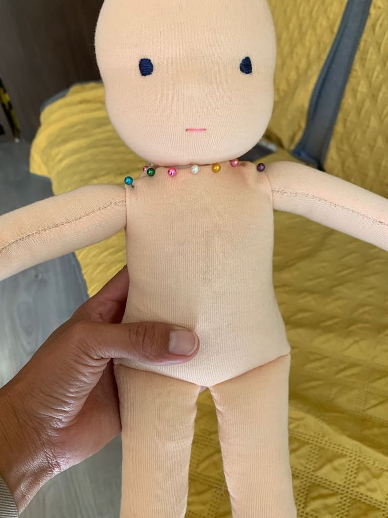 Cuerpo de muñeca Waldorf en proceso hecho a mano con alfileres alrededor del cuello