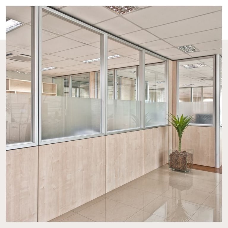 Instalación de divisiones en madera y vidrio para oficinas