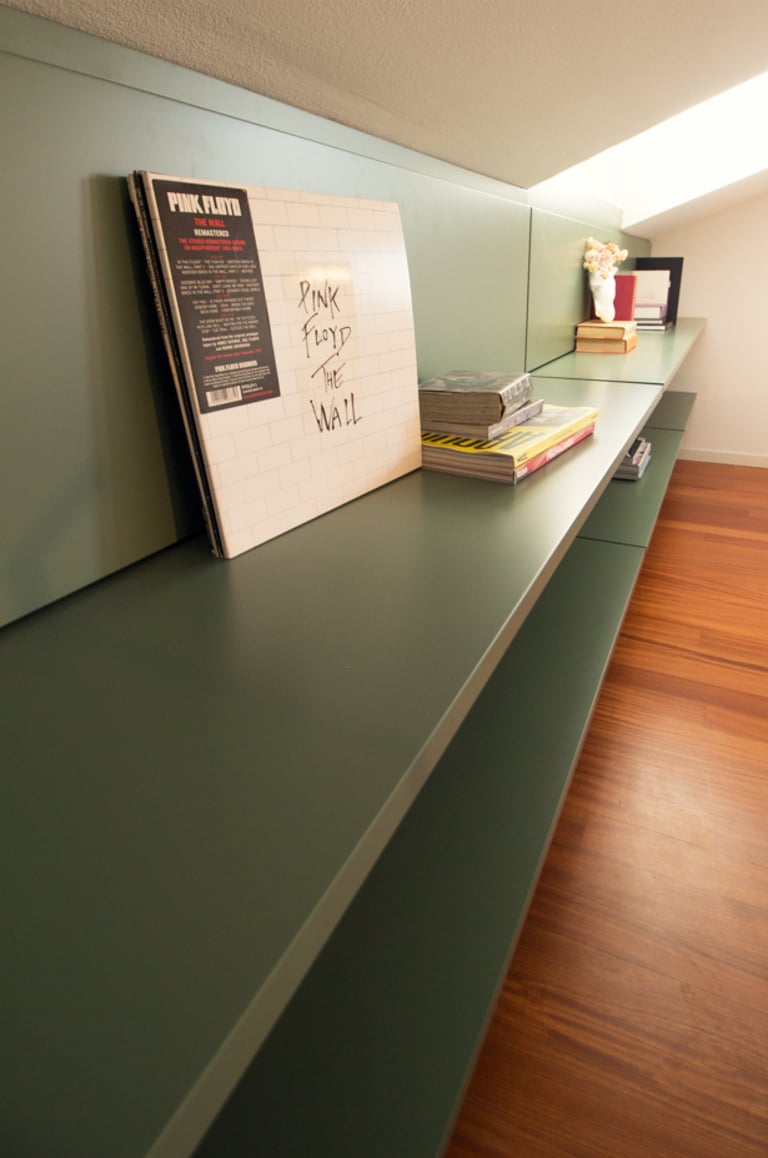 Giulia Sbrogiò | designer - boiserie - mensole - libreria - verde - interni - casa idee