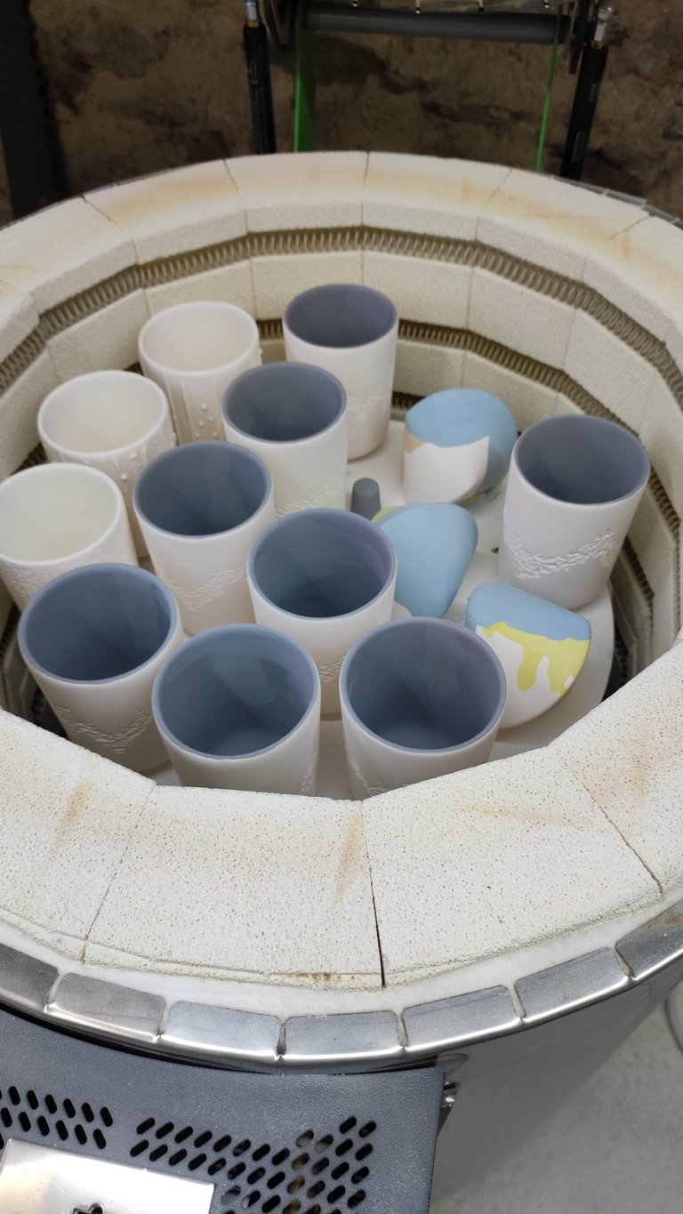 Photos de pièces en porcelaine dans un four.