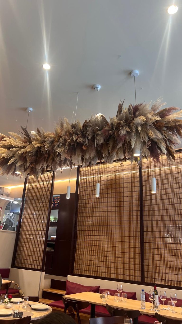 Instalação artística de teto suspenso com flores secas e preservadas para restaurante 