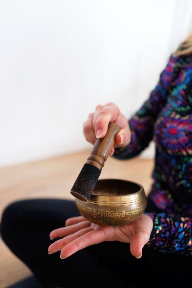 Mujer dedicandose tiempo a si misma