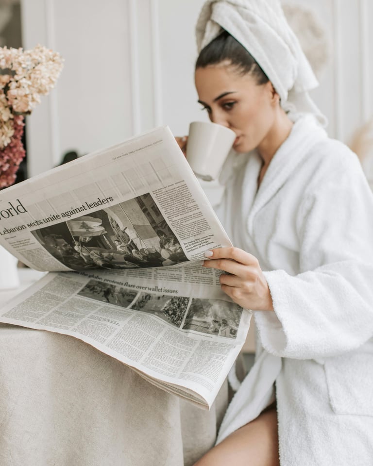 Femme lisant le journal