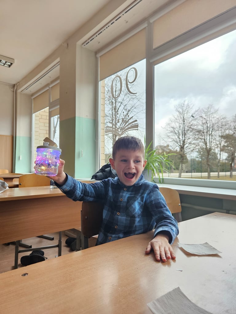 Berniukas džiaugiasi pagamines spalvotą lemputę