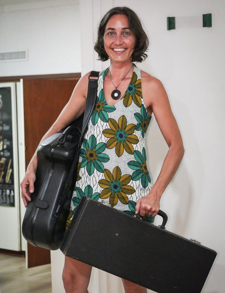 Photo d'océane Chotard avec plusieurs instruments dans leurs étuis.
