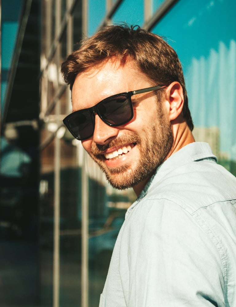 um homem feliz com um consultor financeiro para fazer corretagem de seguros de vida e consórcio