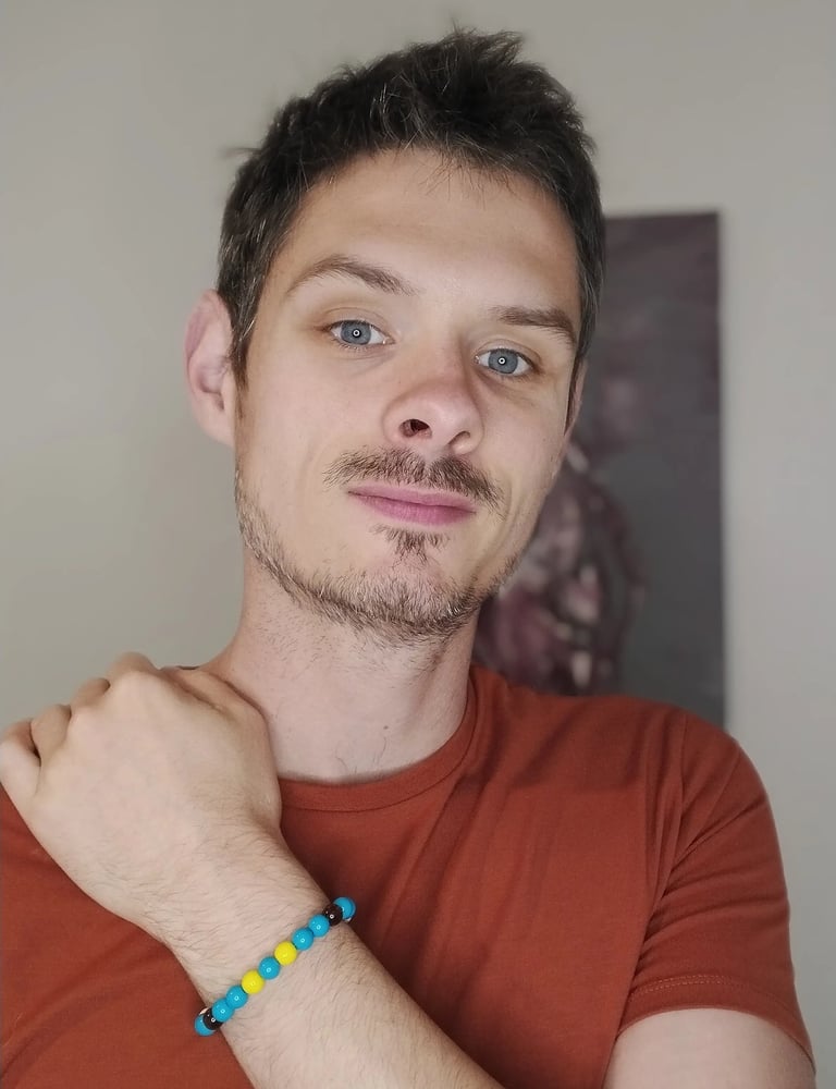 L'artisan avec un bracelet Link bleu au poignet