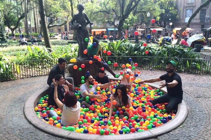 Piscina de Bolinhas na Praça da Alfândega – Sandro Ka (Brasil)