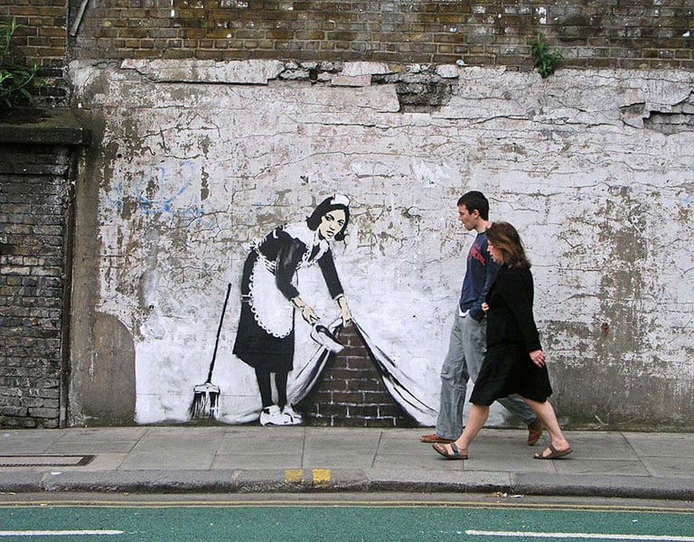 Banksy – Artista britânico de intervenção urbana, famoso por suas obras de street art .
