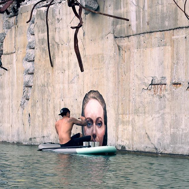 Mulheres Emergindo da Água – Sean Yoro