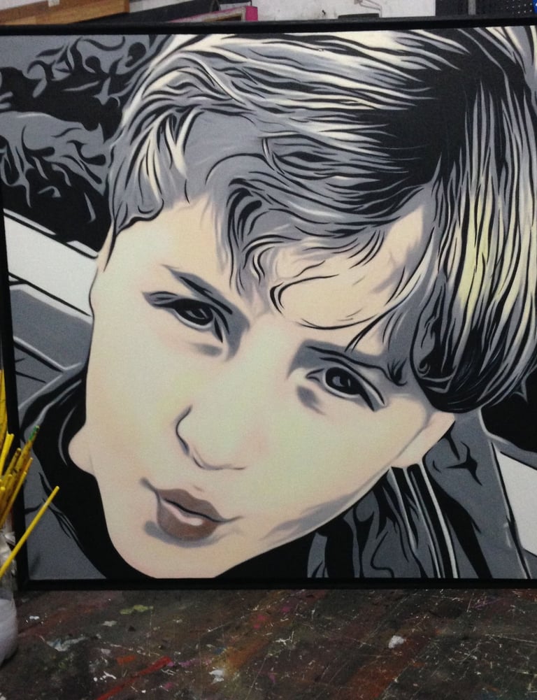 Arte contemporânea de Sérgio Astral, misturando tinta acrílica e spray em tela grande.