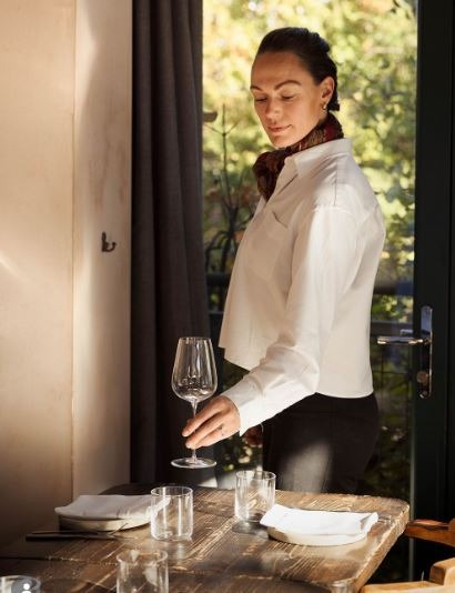 Honey Spencer wine ambassador e head sommelier del brand di cristalleria NUDE