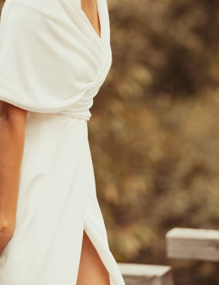 une femme en robe blanche et un homme en costume