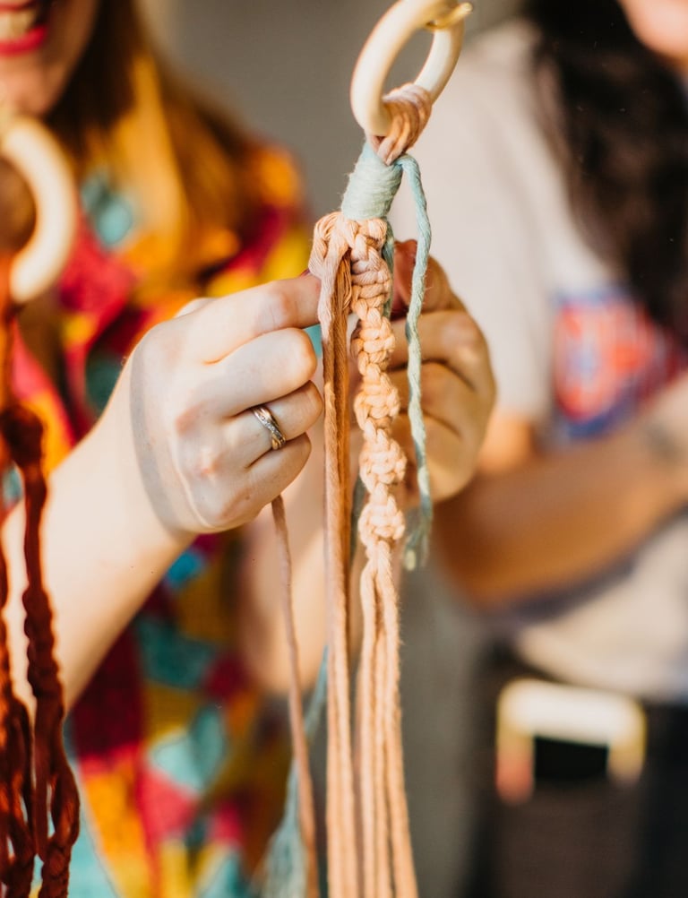 Una persona ata nudos intrincados para un proyecto de macramé