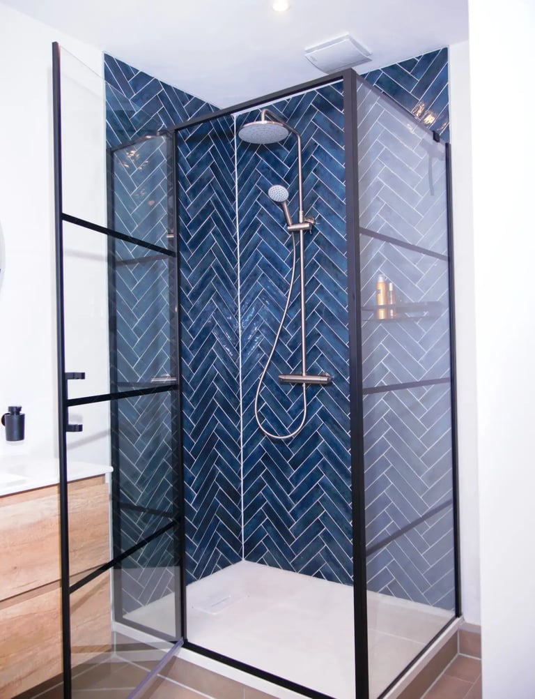 Douche betegeld in blauw visgraat motief