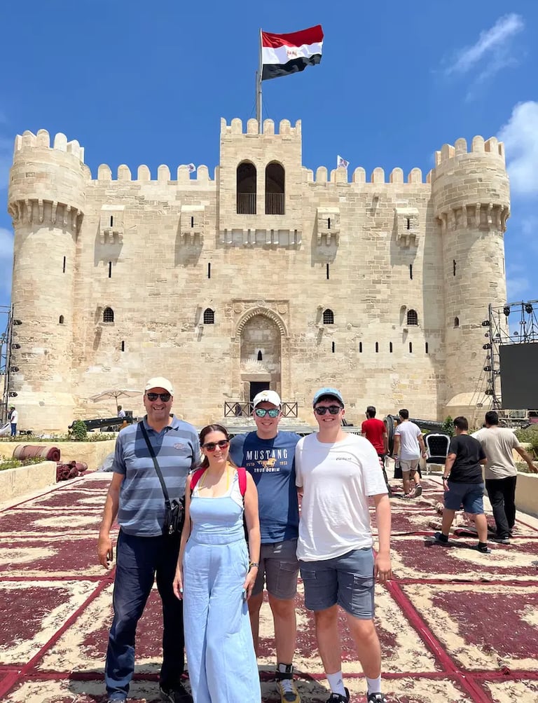 Guia Hadi da Guia de Egito acompanhando turma de turistas de Portugal em visita guiada ao Forte de Qaitbay, Alexandria. 