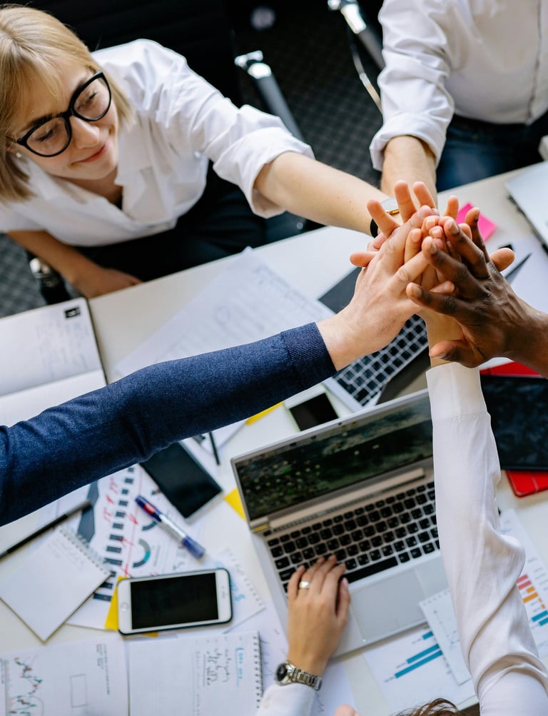 équipe de professionnels au travail en cohésion