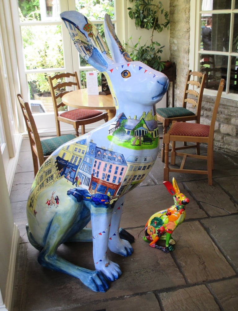 Hare sculpture featuring Cirencester scenes, painted by Laura Fearn