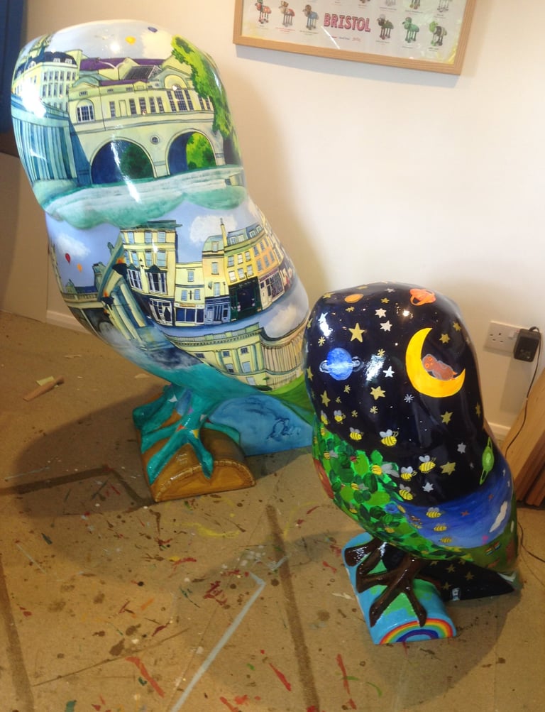 Two painted owls for Owls of Bath Sculpture trail, y Laura Fearn. Side