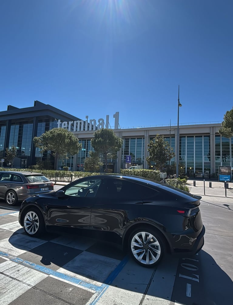 tesla chauffeur privé VTC Cassis a l'aéroport Marseille Provence à Marignane