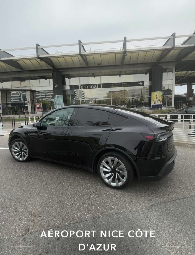 tesla chauffeur privé VTC Cassis à l'aéroport de Nice 