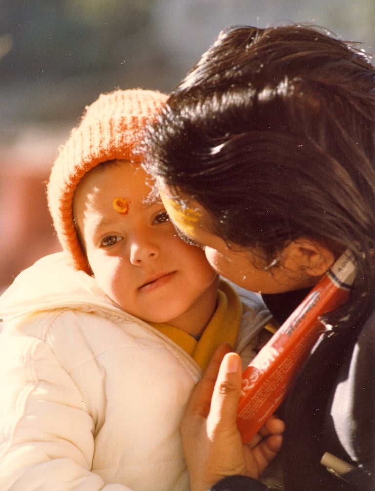 Shri Babaji consola un bambino