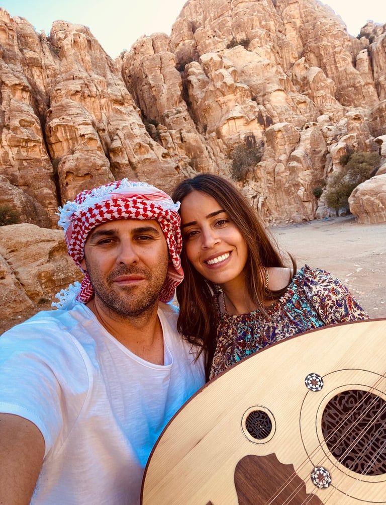 Dani y Dania Al Qudah, fundadores de Exclusive Jordan, presentando la esencia de Jordania con autenticidad y hospitalidad