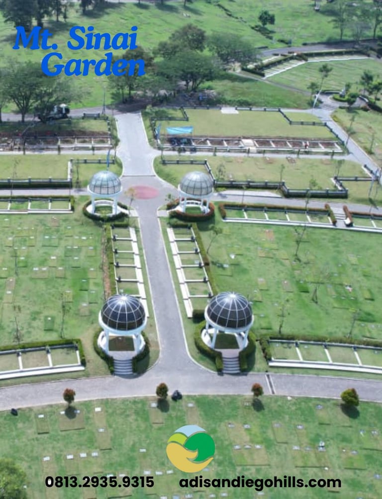Pemandangan Mt. Sinai Garden San Diego Hills dengan struktur kubah di persimpangan jalur dan barisan