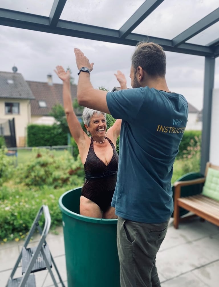 Eine Frau spürt die pure Lebendigkeit nach dem Eisbad und ist voller Freude.