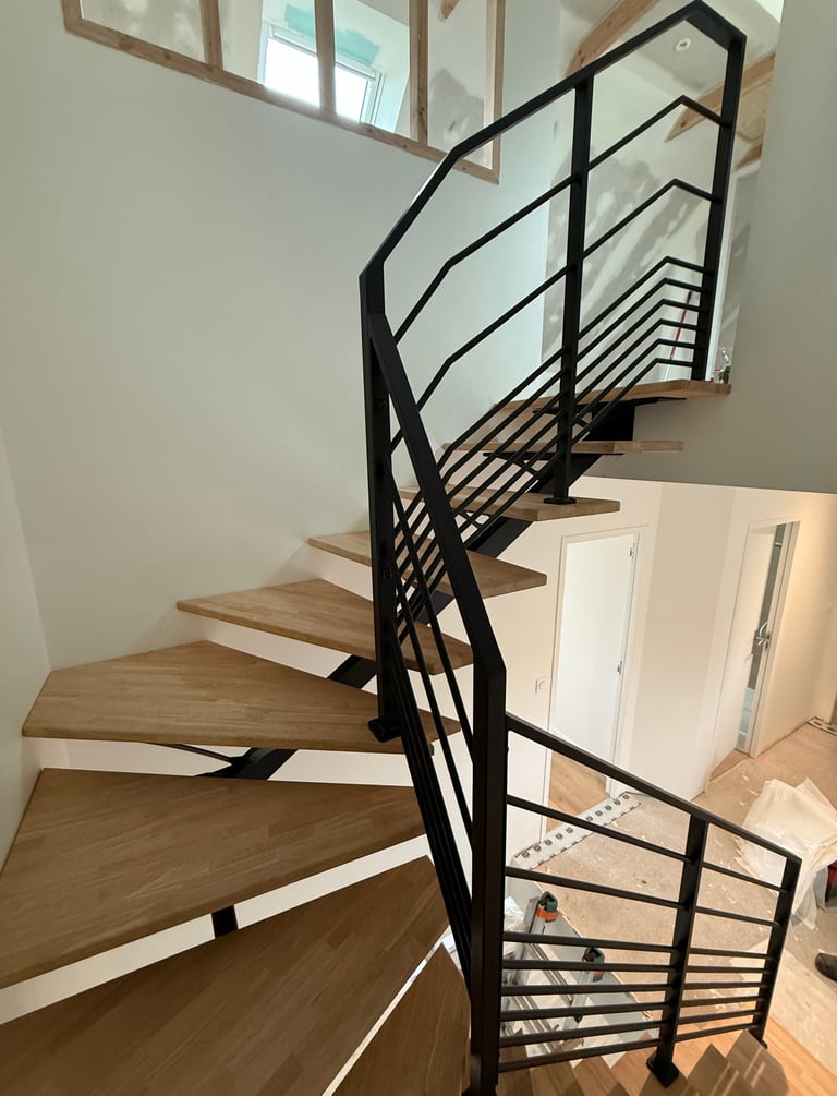 Installation d'un escalier en métal et garde-corps de sécurité à berven