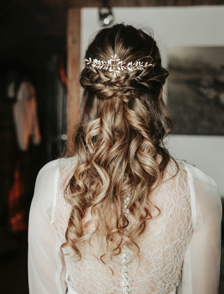une femme avec une coiffure de mariage avec un tipper