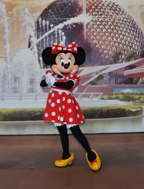 Conoce a tus amigos de Disney cerca de la entrada principal de EPCOT