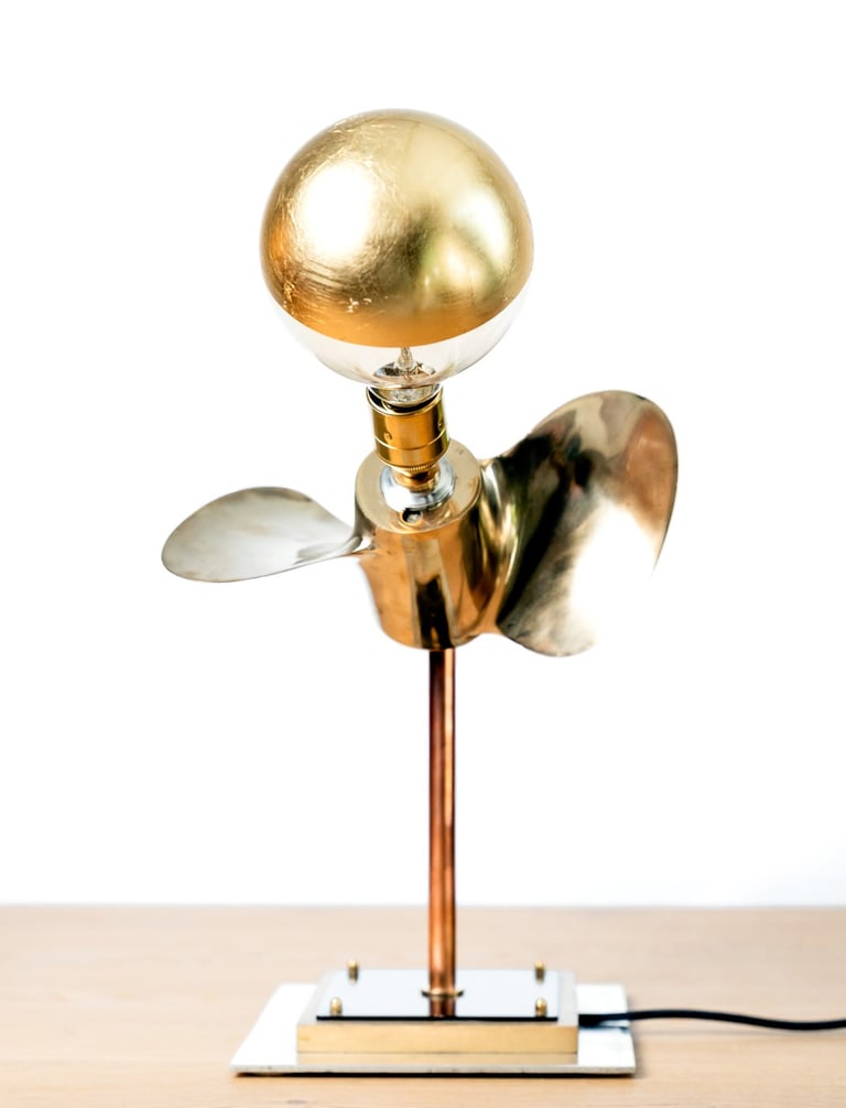 Lampe dorée en hélice de bâteau recyclée