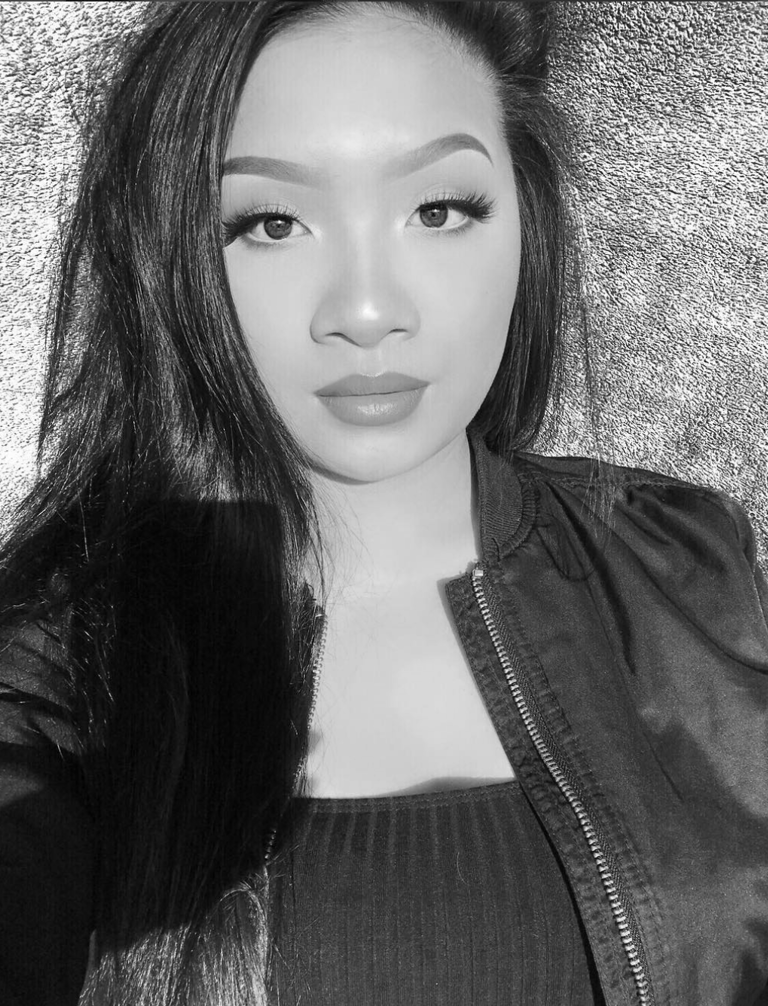 Portrait en noir et blanc d’une femme sérieuse aux cheveux droits