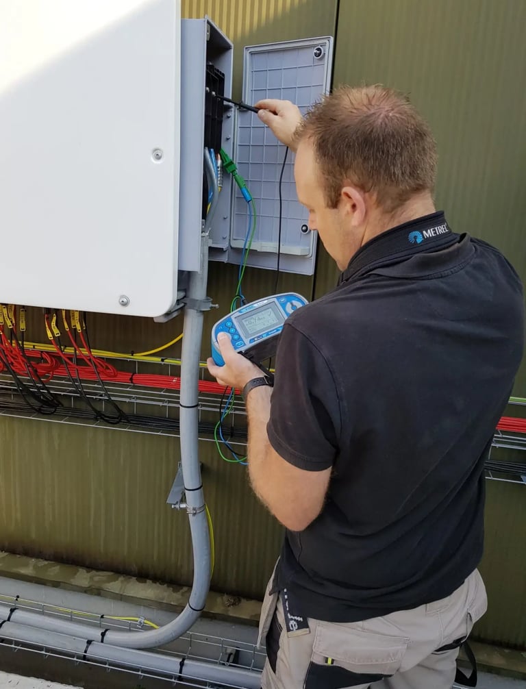 Monteur voert inspectie uit aan een elektrische installatie met behulp van een meetinstrument.
