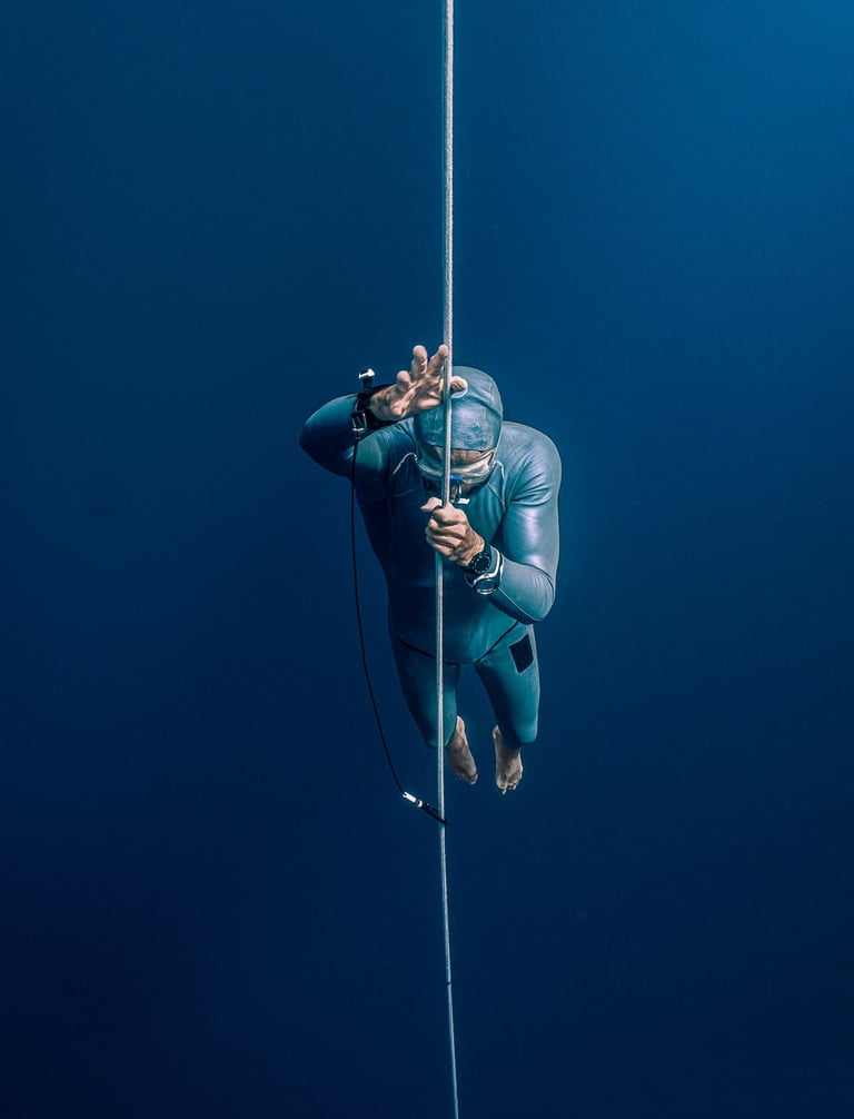 apnea athlete live underwater photography open water by Laura Mommicchi