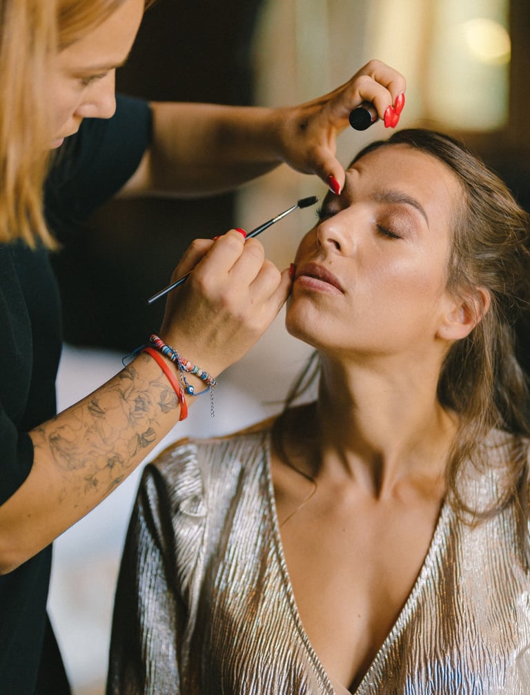 une femme se fait maquiller par une maquilleuse professionnelle