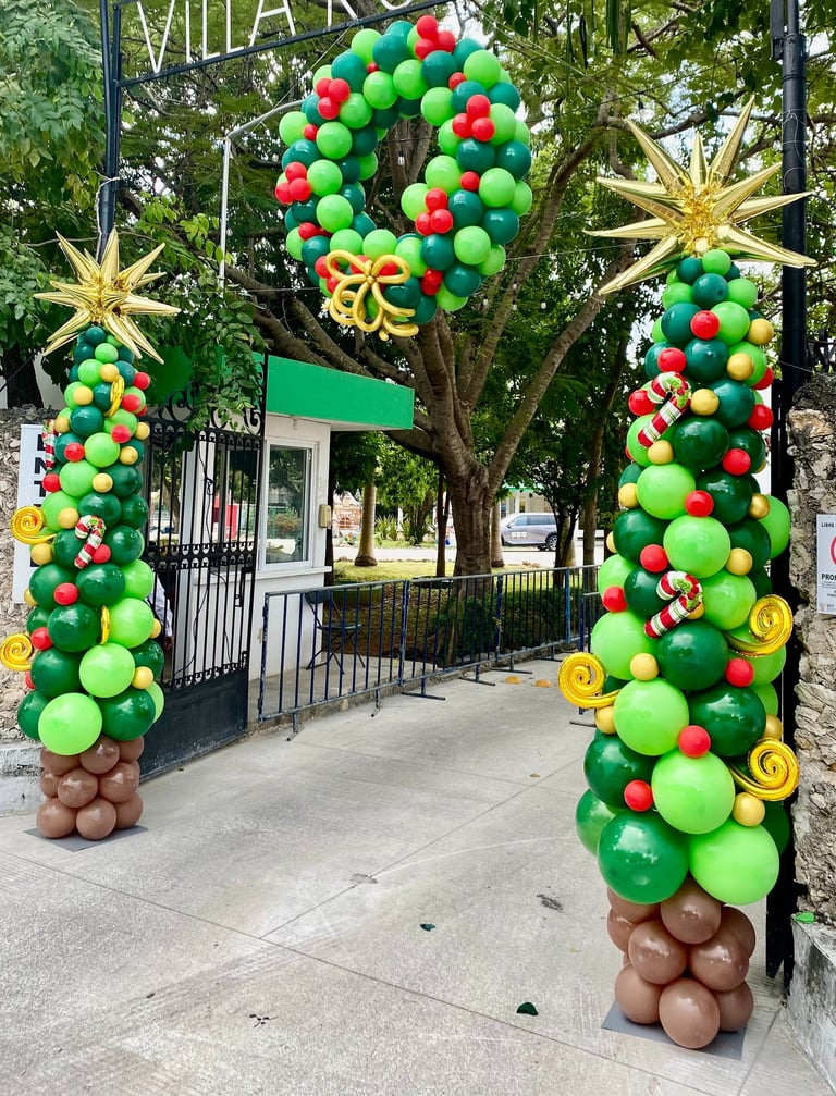 decoracion de globos evento navideño entrada a evento