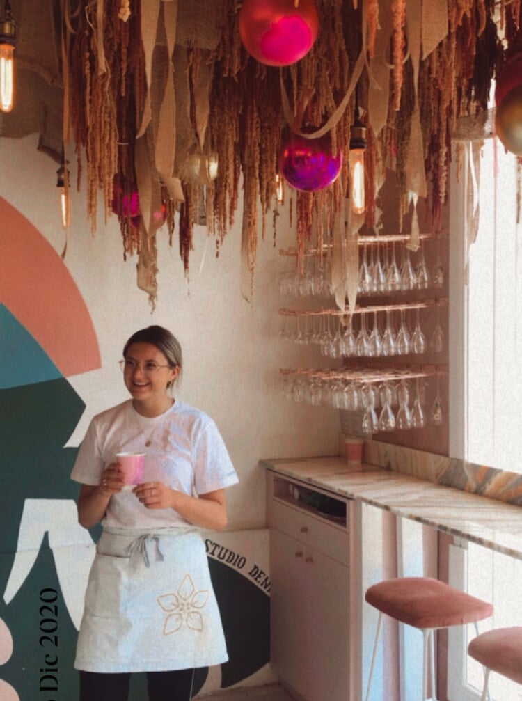 Mi amiga trabajando en el cafe