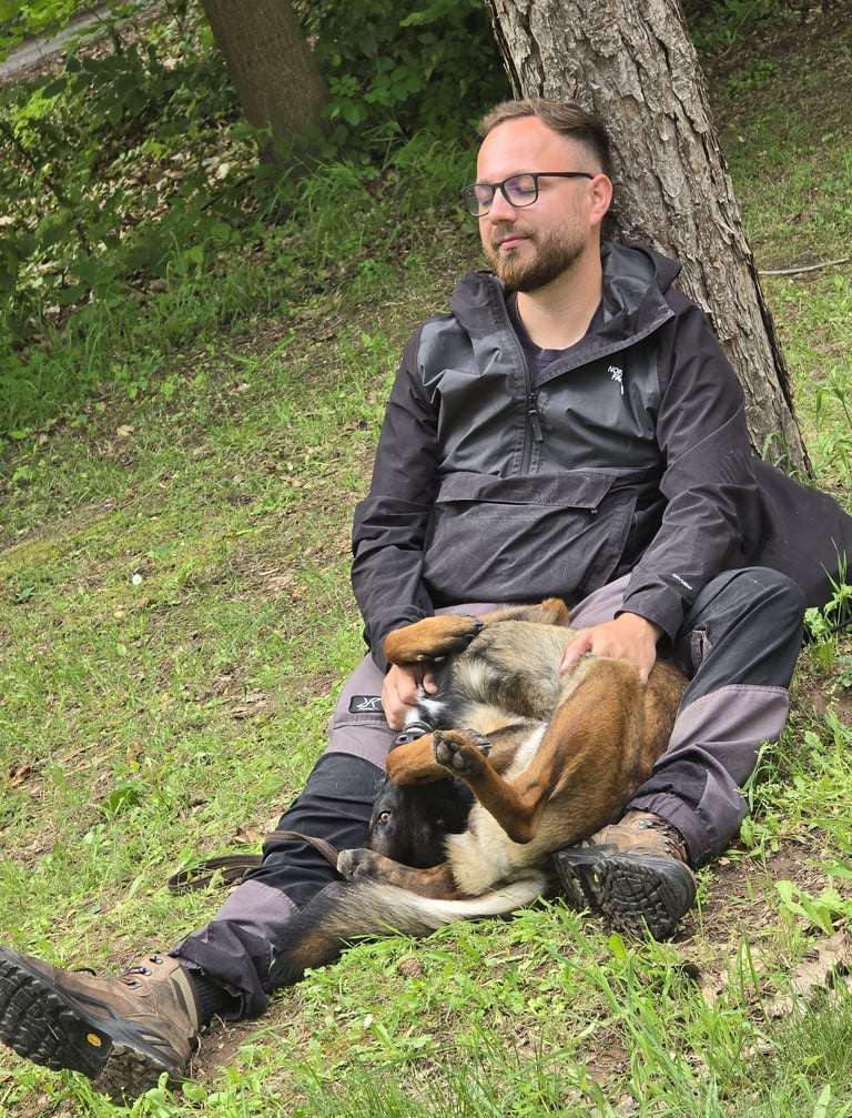Basti chillt mit seinem Hund am Baum
