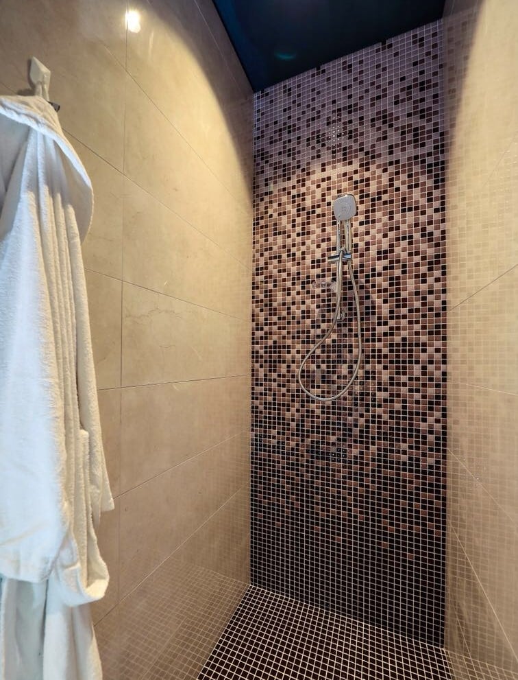 **Glasmosaik in der Dusche – Elegantes Design für Nassbereiche**   Hochwertiges **Glasmosaik in der 