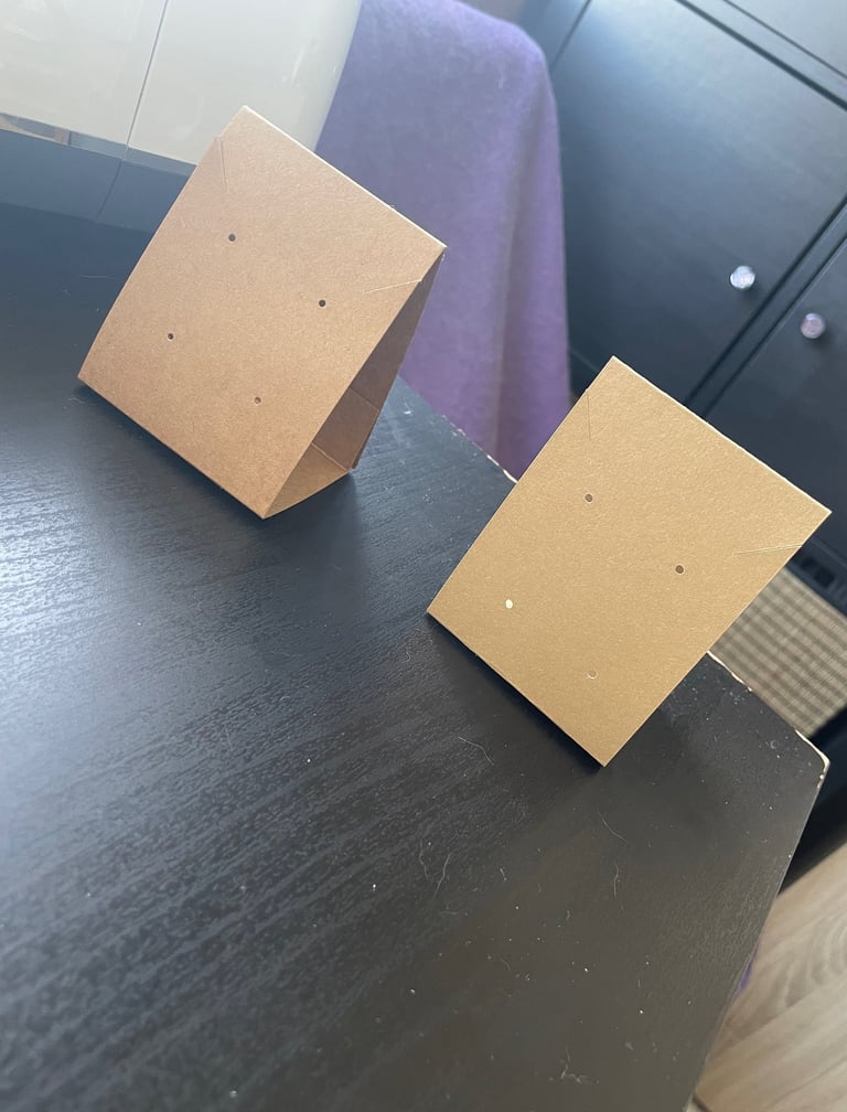 Porte bijou fait main en kraft pour présenter ses créations sur un marché ou un stand