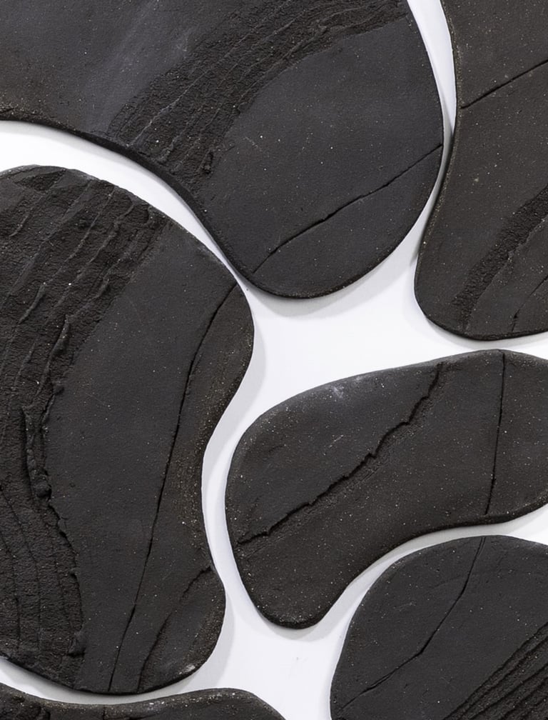 estelle del artiste détail de sculptures terres murales en terre noire