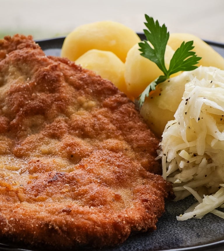 Kotlet schabowy z ziemniakami i surówką colesław