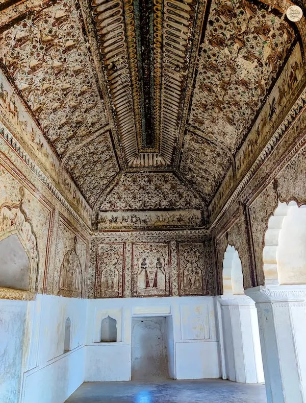 Fresco-adorned ceiling in the courtyard of Raja Mahal, Orchha.