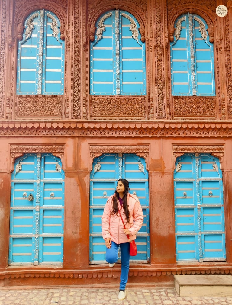 Traditional Bikaneri haveli with arched doorways and wooden balconies.