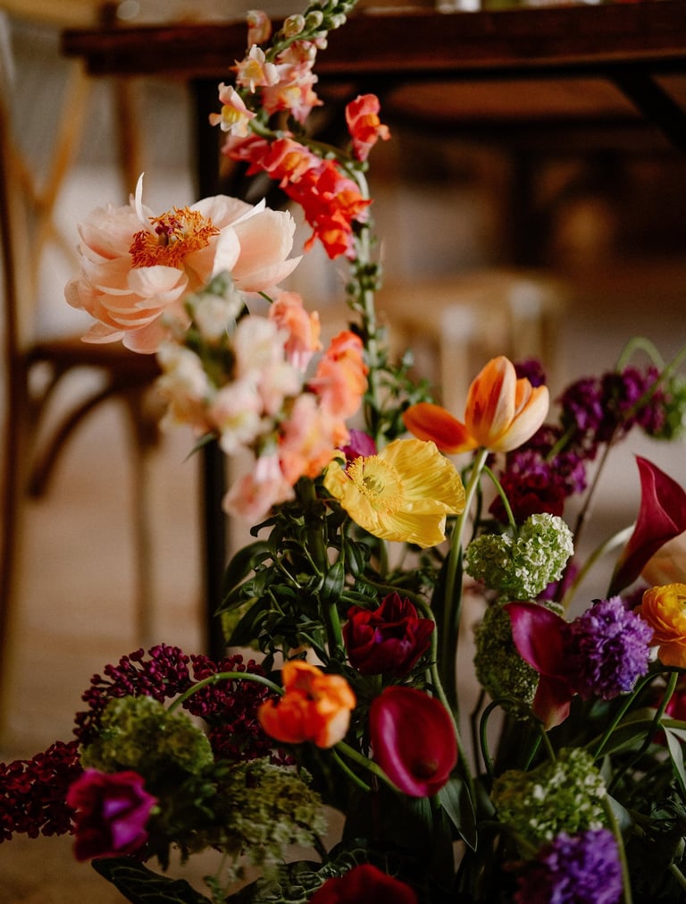 zoom sur une composition de fleurs pour un mariage 