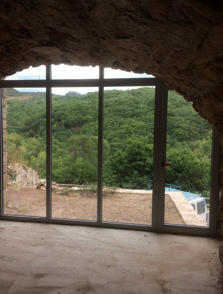 Pose de baie vitrée coulissante sur mesure dans une bâtisse en pierre – Vitrerie BL Miroiterie, Hérault