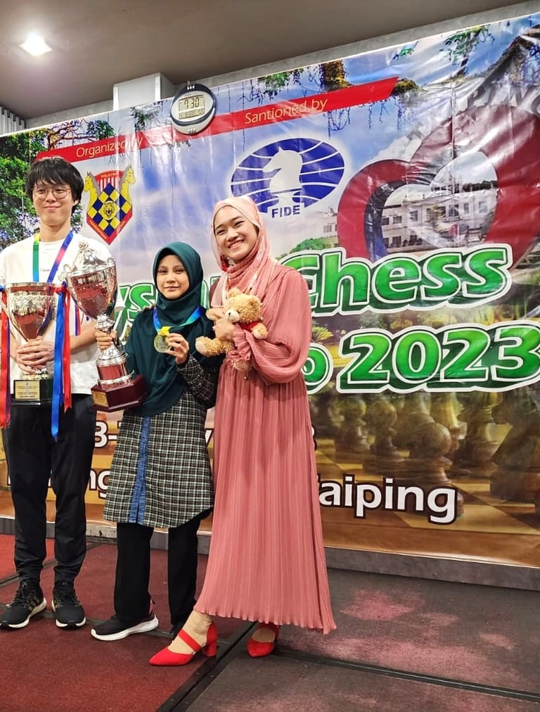 Ainul Mardhiah with autism wins Malaysian Woman Champion 2023. Chess Clicks. Ellie Emira. Zhuo Ren
