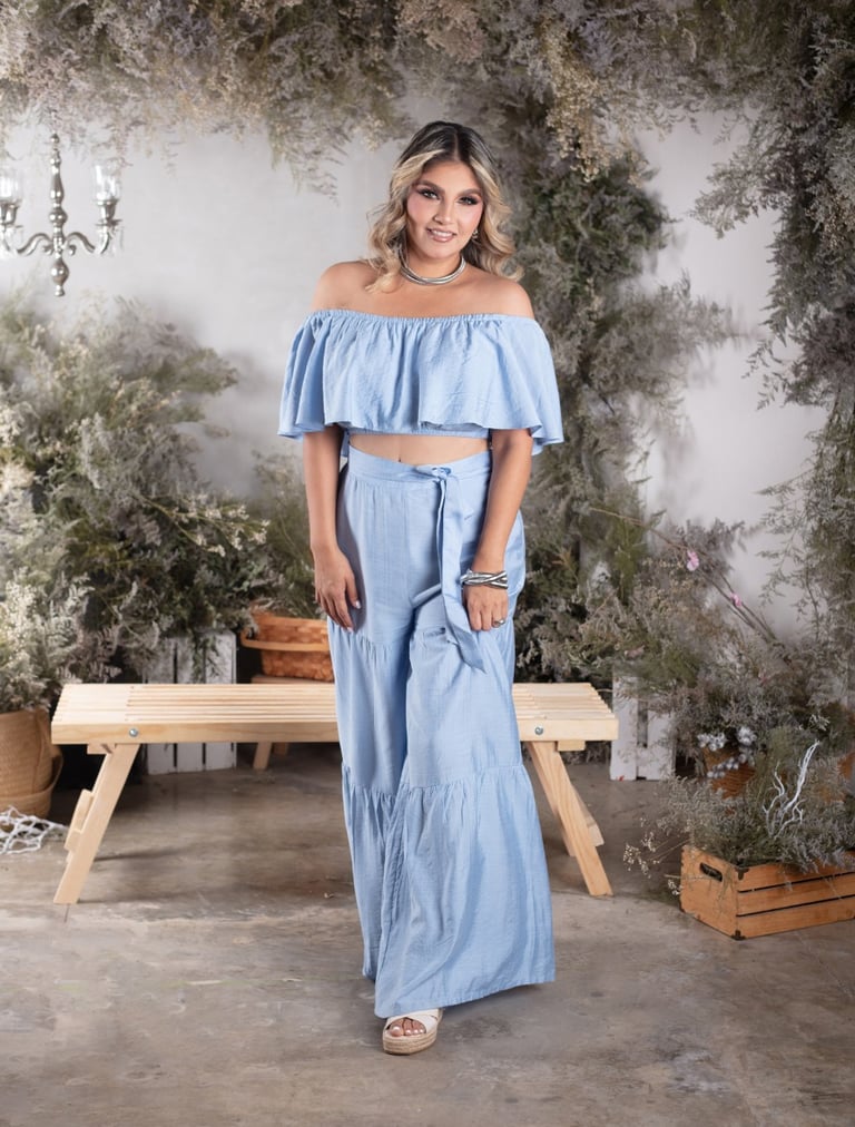 una niña adolescente en un vestido azul, en un escenario de fotografía con estilo de un bosque 